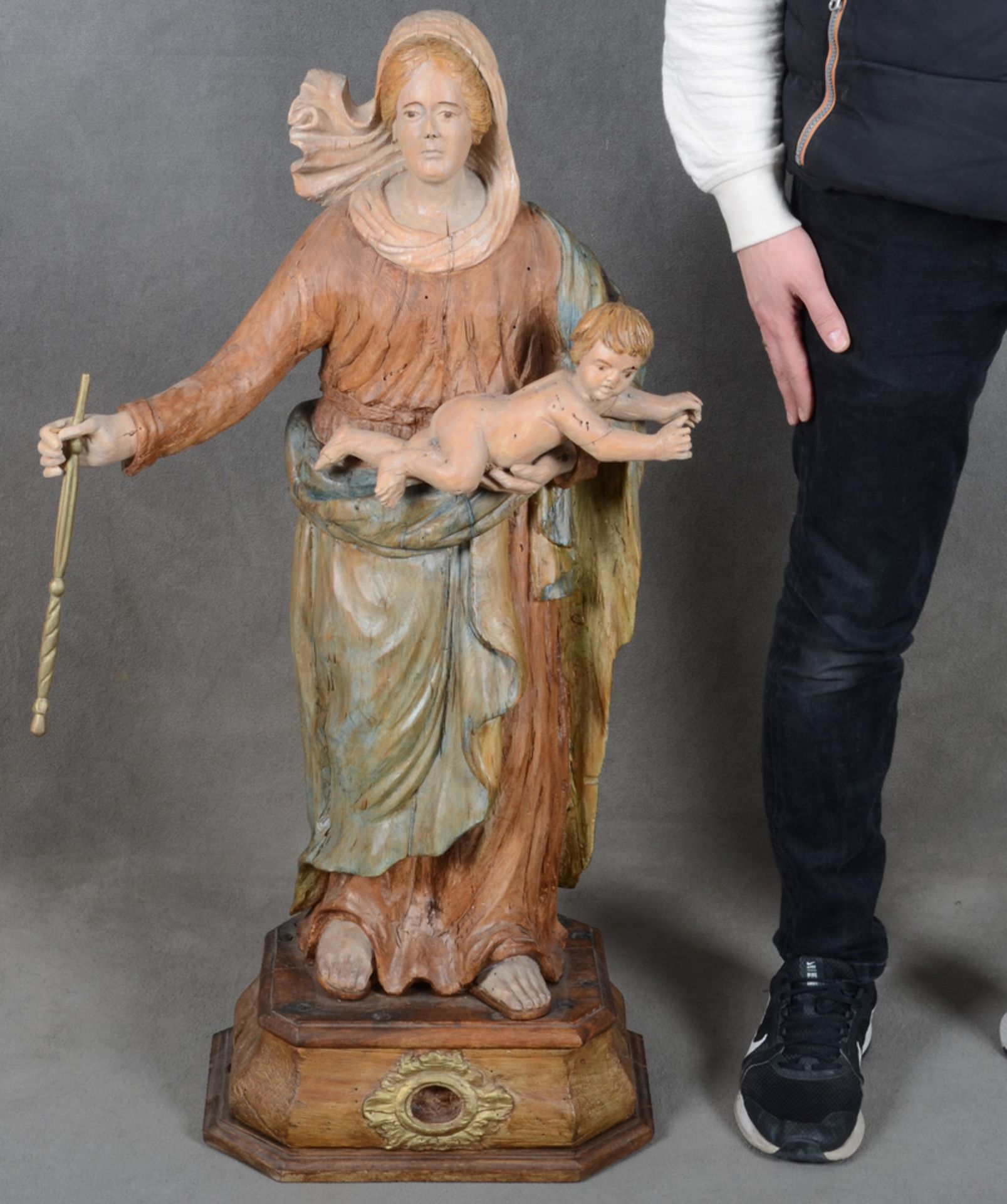 Madonna mit Kind. Südeuropa 18./19. Jh. Massivholz, geschnitzt, auf Kreidegrund farbig gefasst, H=92