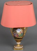 Henkelvase, zur Tischlampe umgebaut. Frankreich 19. Jh. Porzellan, reich gold gehöht und bunt bemalt