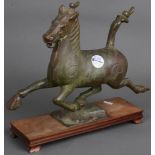 „Flying horse of Gansu“. China 20. Jh. Bronze, auf Holzsockel, H=32 cm.