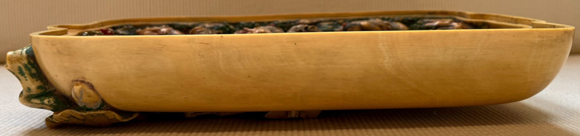 Deckeldose. Asien. Poliertes Horn mit reliefiertem Blattdekor; innen aufwendig mit figürlichen - Bild 12 aus 16