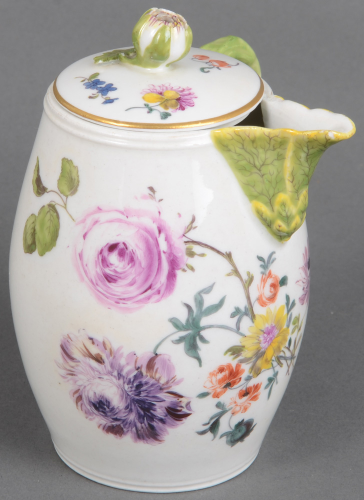 Milchgießer. Meissen 1750. Mit reliefiertem Asthenkel. Porzellan, bunt floral bemalt; am Boden - Image 2 of 3