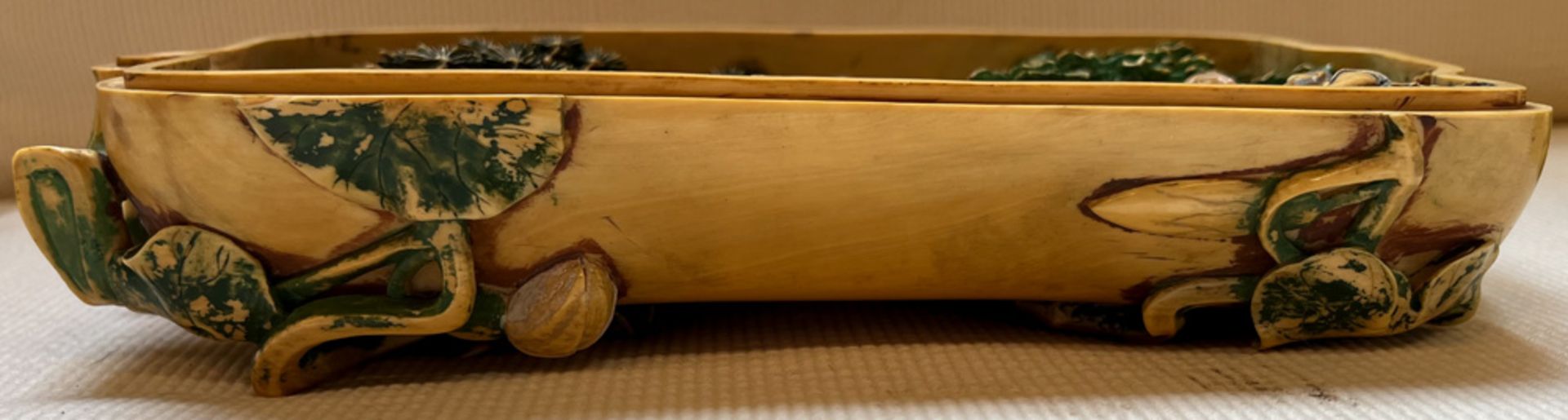 Deckeldose. Asien. Poliertes Horn mit reliefiertem Blattdekor; innen aufwendig mit figürlichen - Bild 4 aus 16