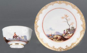 Koppchen mit Unterschale. Meissen 1735. Beide Teile mit Goldspitzenbordüre. Spiegel und Wandung