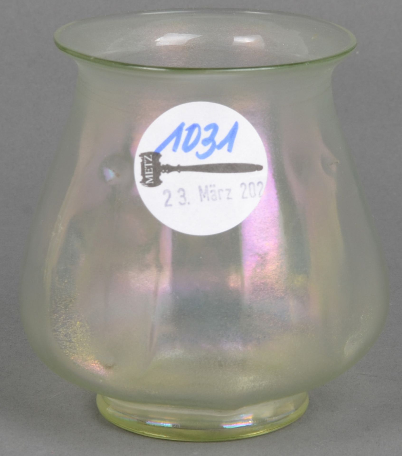 Jugendstil-Vase. Böhmen um 1900. Farbloses Glas, lüstrierend überfangen, H=9,4 cm.