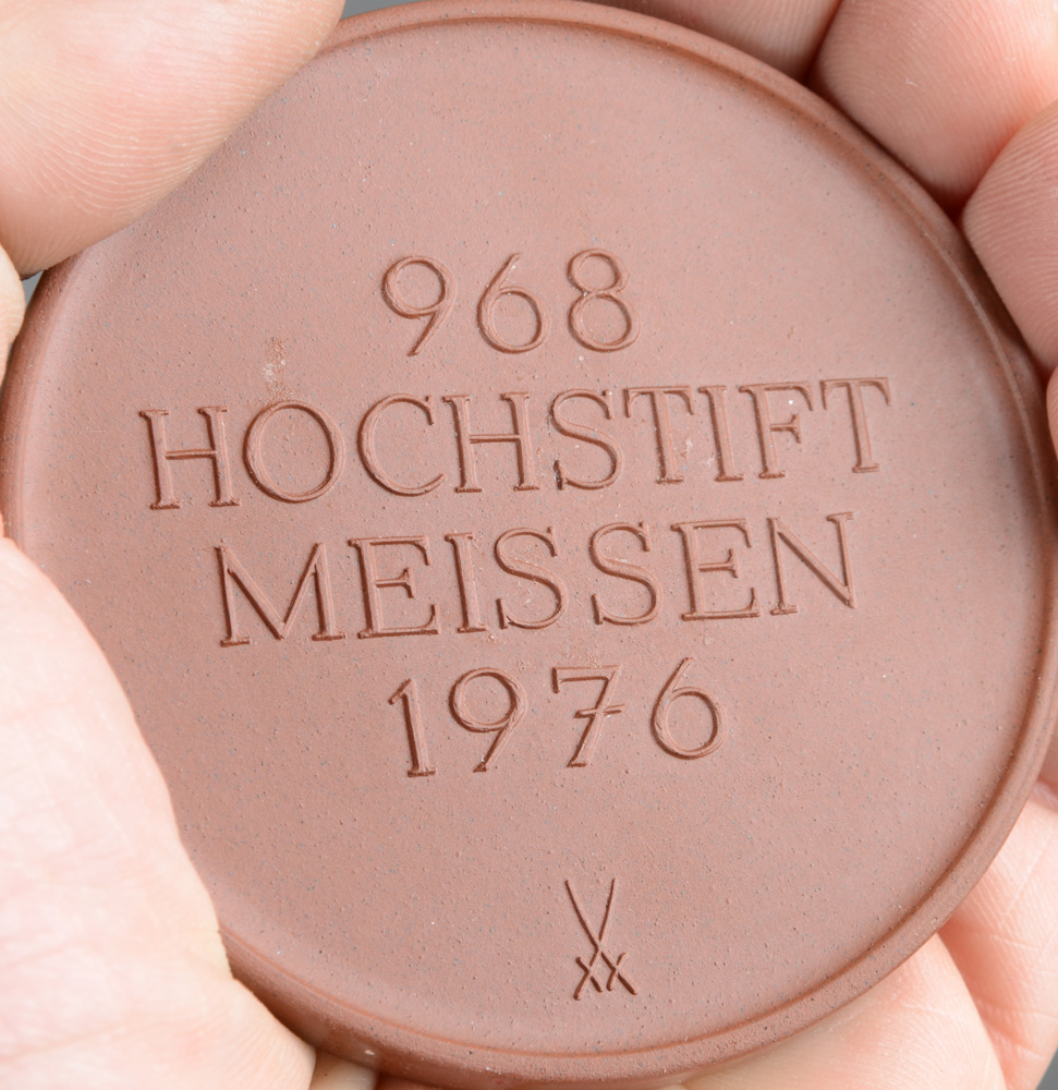 Fünf runde Gedächtnis-Medaillen. Meissen 20. Jh. Braunes Böttgerporzellan mit Reliefdekor und - Image 2 of 2