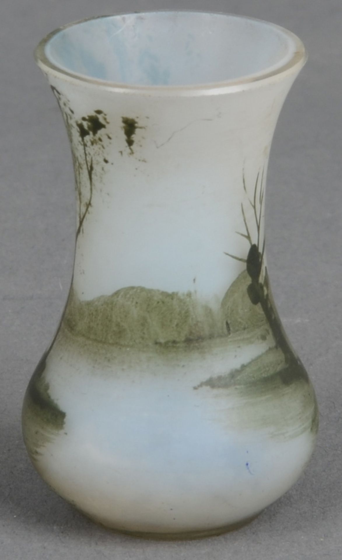 Miniaturvase. Nancy um 1900. Farbloses Glas, farbig überfangen und geätzt mit Bäumen in Landschaft,  - Bild 3 aus 3