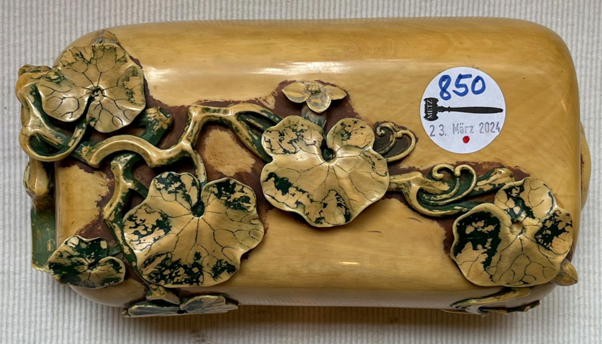Deckeldose. Asien. Poliertes Horn mit reliefiertem Blattdekor; innen aufwendig mit figürlichen - Bild 16 aus 16