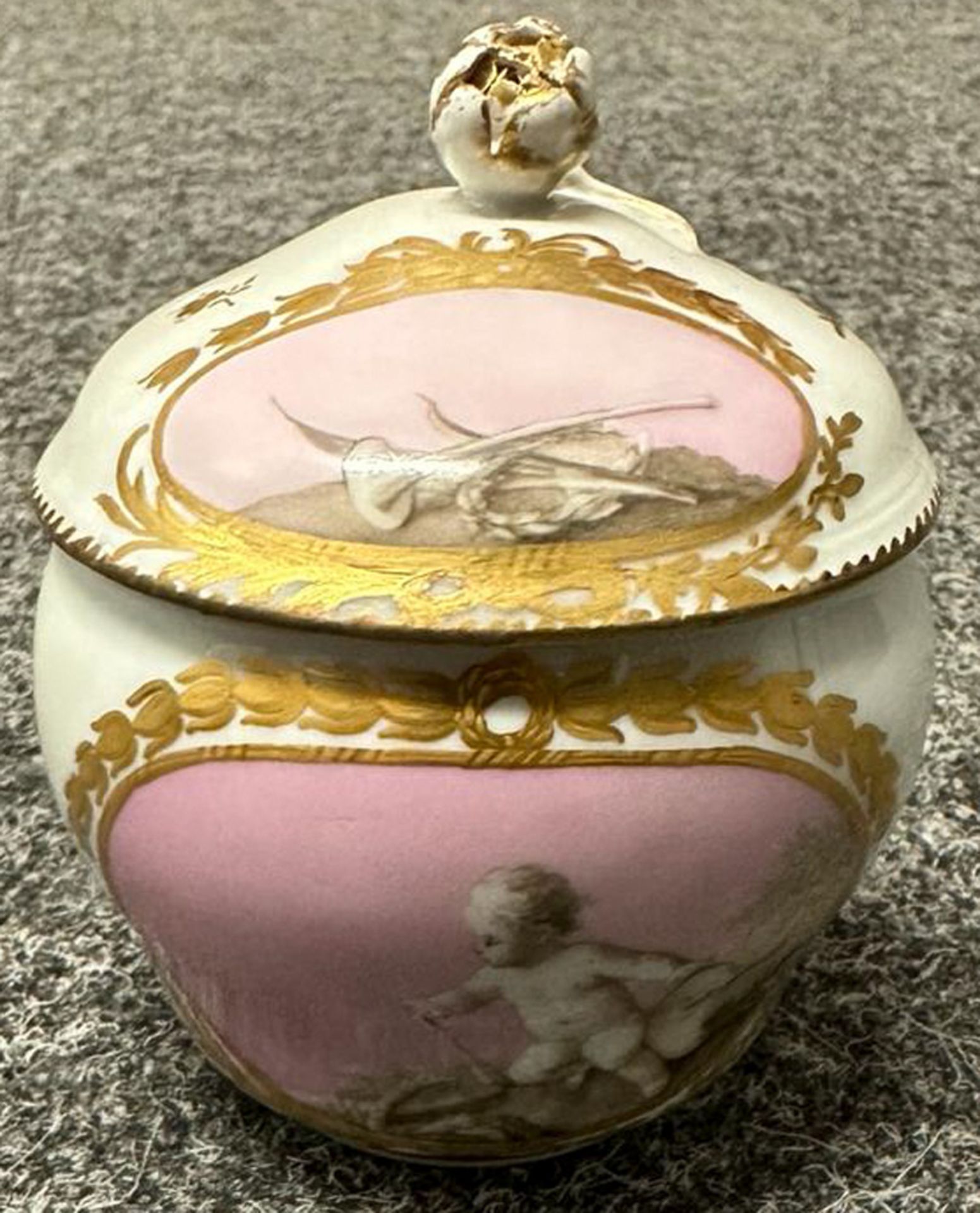 Achttlgs. Reiseservice im Koffer. Meissen 1763-73. Porzellan, auf rosafarbenem Fonds graucamaieu - Image 15 of 34