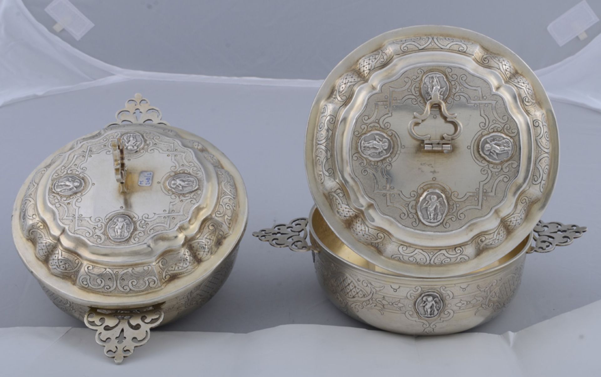 Zwei Deckelterrinen. Augsburg. Silber, ca. 770 g, mit durchbrochenen Henkeln, ziseliert; am Boden mi