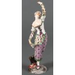 Tänzerin. Ludwigsburg 1762. Auf ovalem Sockel in Tanzpose, auf einem Bein stehend. Einen Arm nach