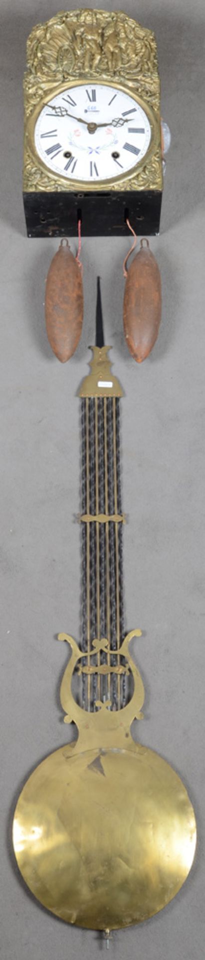 Comtoise-Uhr. Frankreich 19. Jh. Eisengehäuse, mit geprägter Messing-Gehäuseumrahmung, -pendel und G
