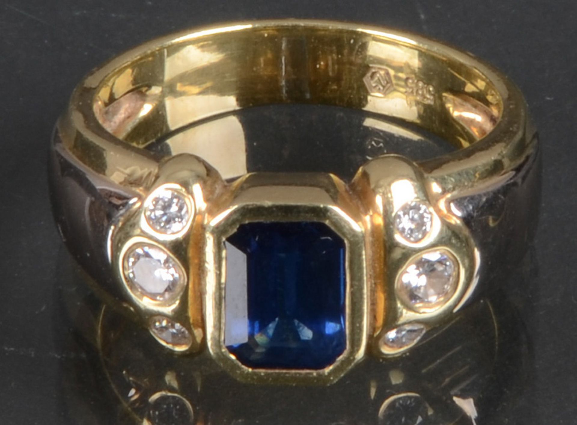 Damenring, GG gestempelt 585/-, ausgefasst mit 6 Diamanten im Baguetten Schliff (gute Farb- und