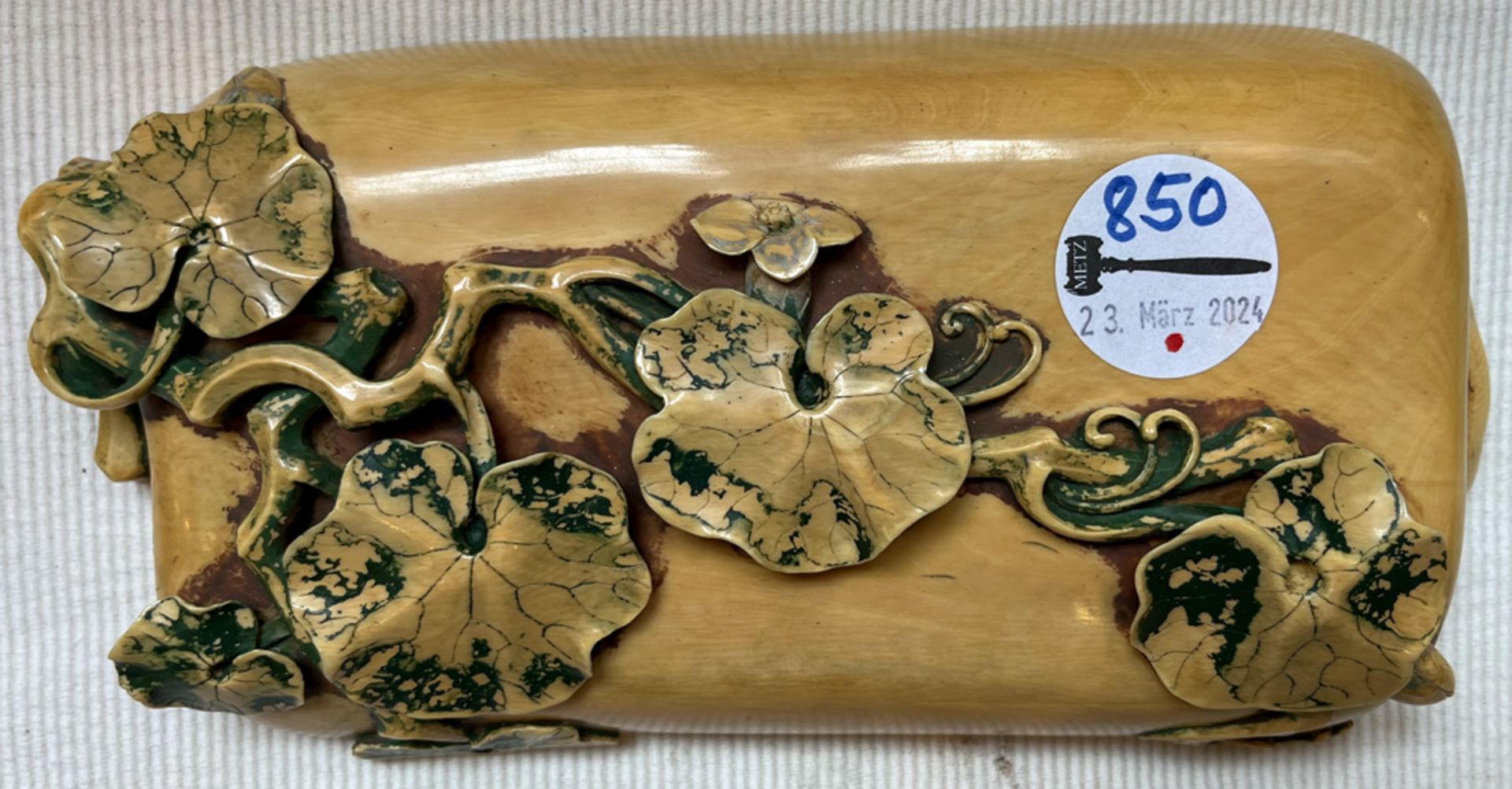 Deckeldose. Asien. Poliertes Horn mit reliefiertem Blattdekor; innen aufwendig mit figürlichen - Bild 14 aus 16