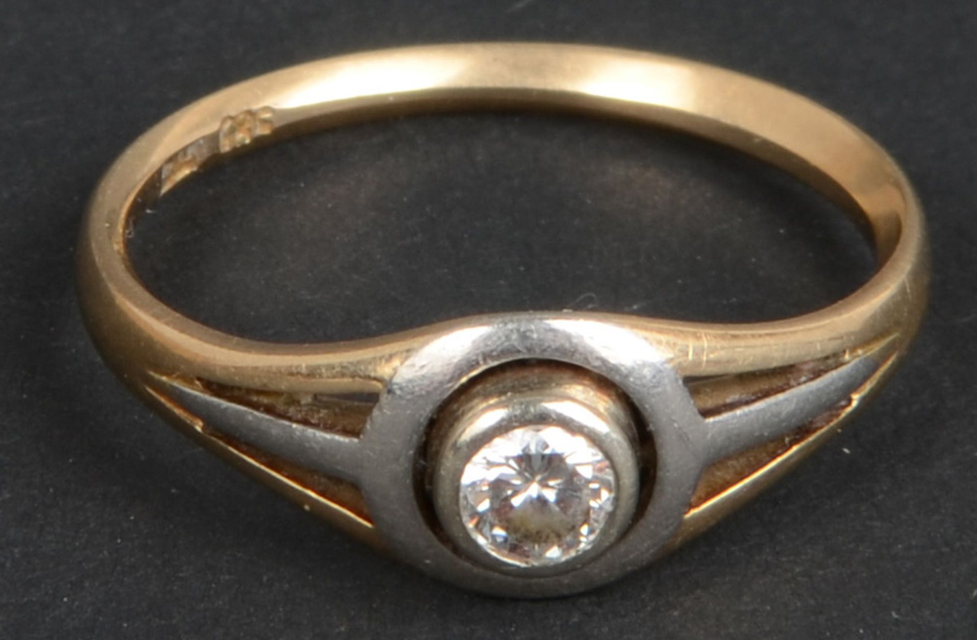 Damenring. 14 ct Gold, besetzt mit Brillant, ca. 0,15 ct, ca. 2,2 g. (Ringgröße 54)