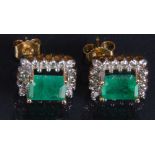 Paar Ohrstecker, GG gestempelt 585/-, je ausgefasst mit einem Smaragd im Emeraldcut (berechnetes