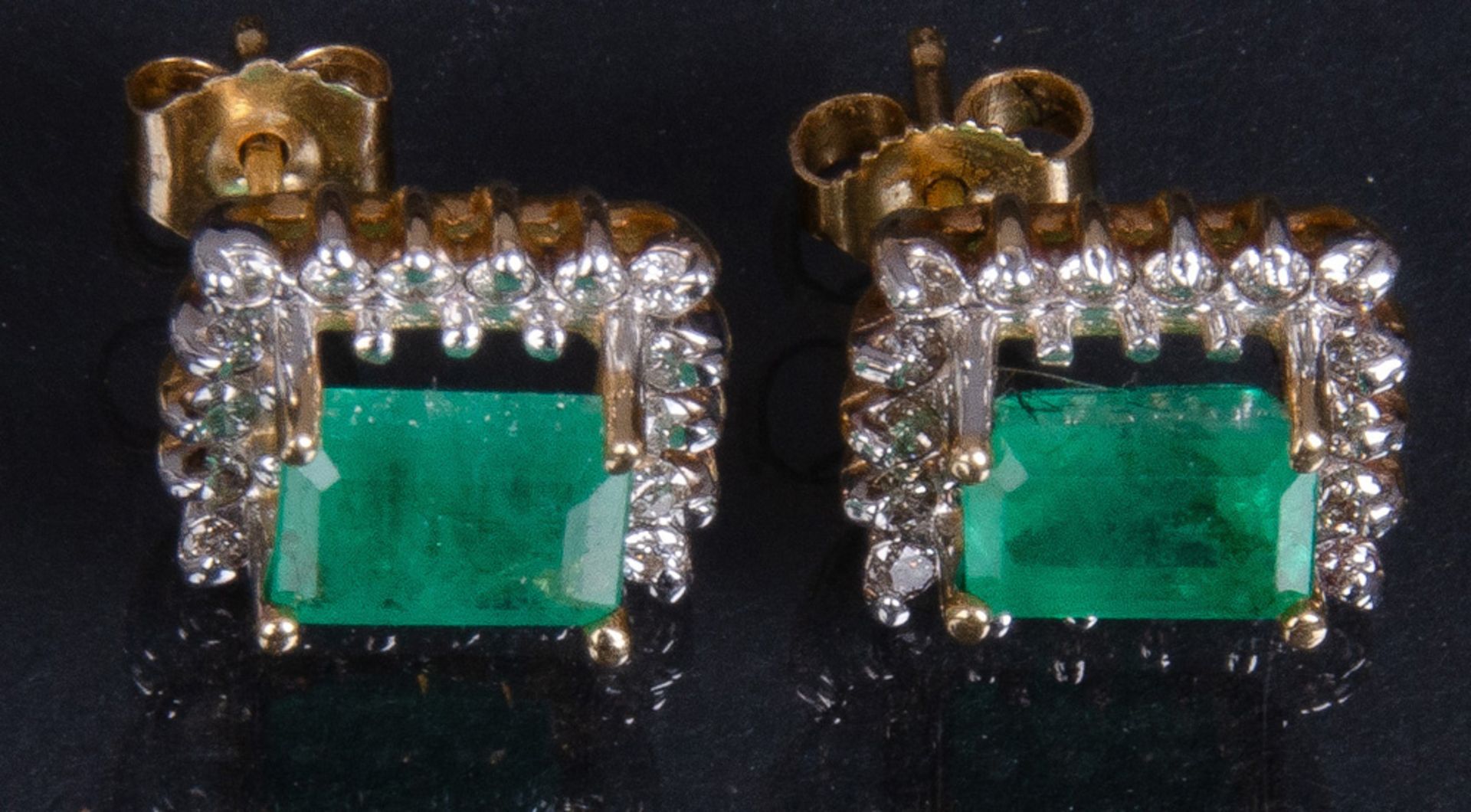 Paar Ohrstecker, GG gestempelt 585/-, je ausgefasst mit einem Smaragd im Emeraldcut (berechnetes