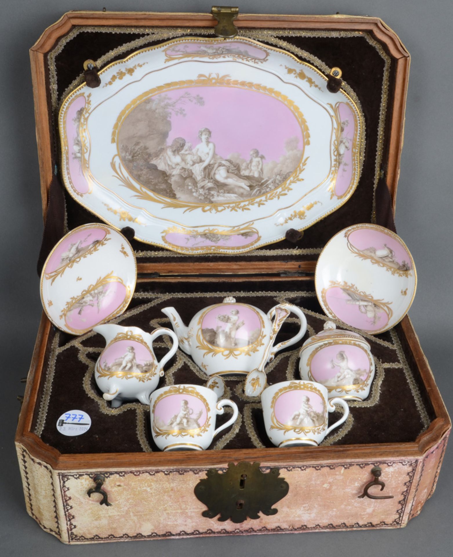 Achttlgs. Reiseservice im Koffer. Meissen 1763-73. Porzellan, auf rosafarbenem Fonds graucamaieu