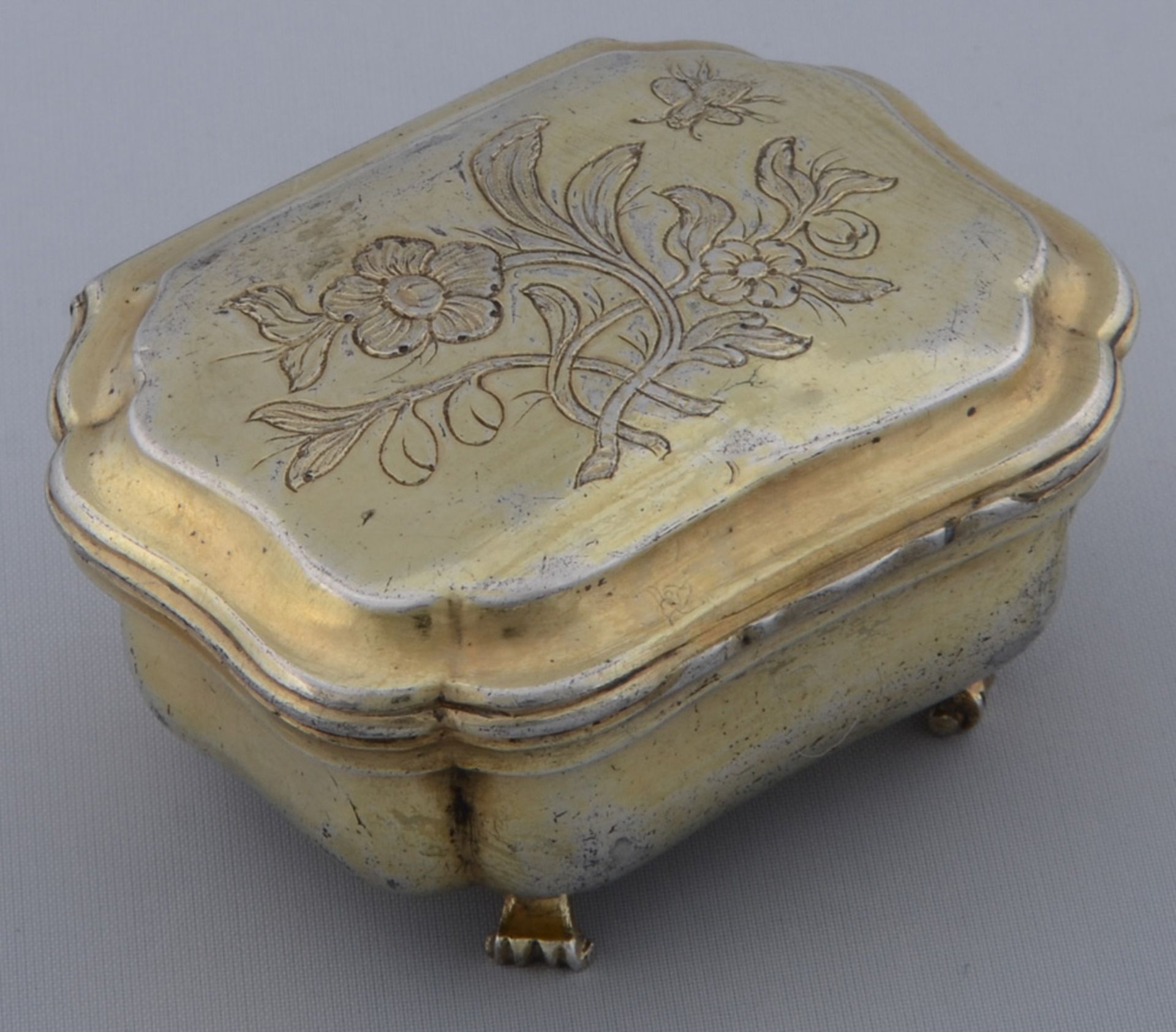 Gewürzdeckeldose auf vier Füßen. Augsburg 1757-59. Silber, ca. 52 g, vergoldet und floral ziseliert;