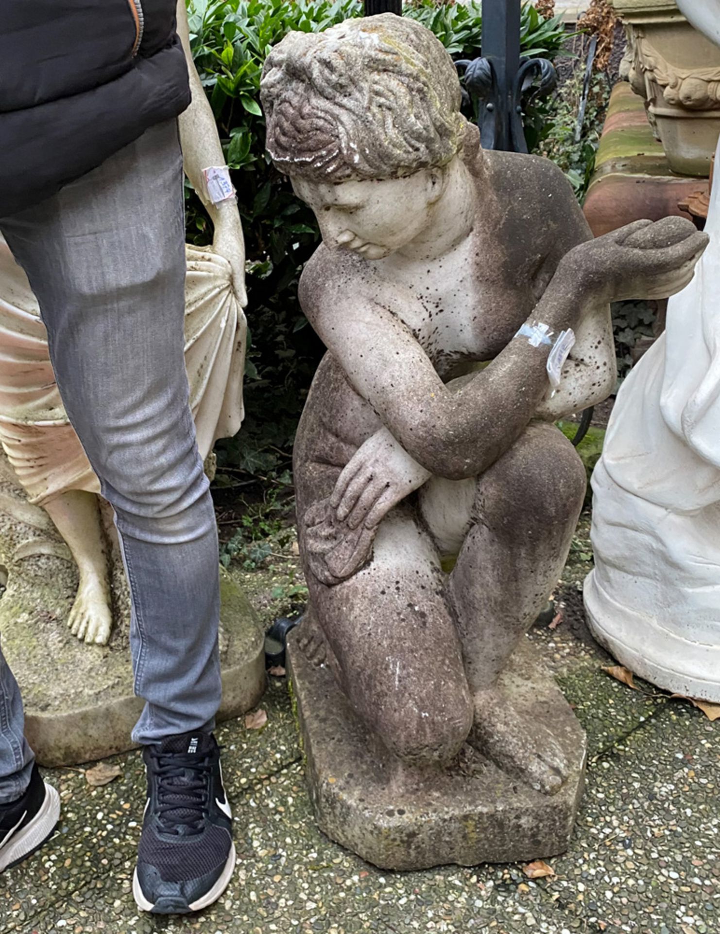 Gartenfigur: Kniende Frau auf Sockel. Wohl Italien 20. Jh. Wohl Alabaster, H=92 cm. **