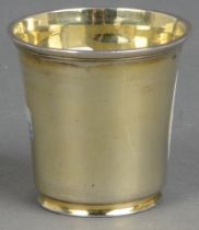 Kleiner Becher. Dresden 1743. Silber, ca. 27 g, vergoldet; am Boden mit Stadtpunze,