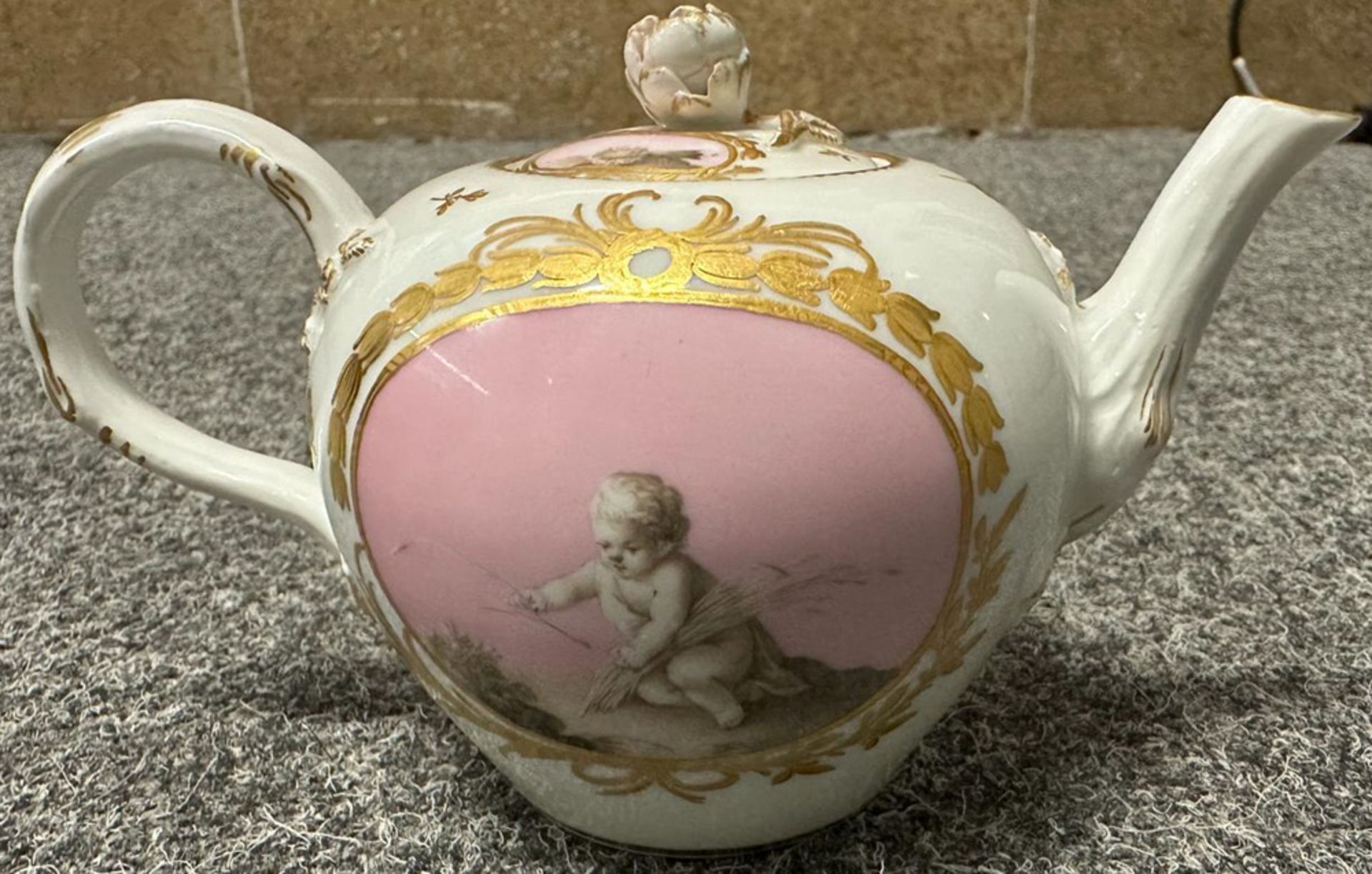 Achttlgs. Reiseservice im Koffer. Meissen 1763-73. Porzellan, auf rosafarbenem Fonds graucamaieu - Image 30 of 34