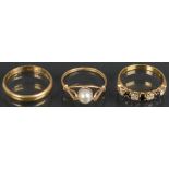 Drei Damenringe. 18 ct Gold, einer besetzt mit Perle bzw. synthetischen Steinen, ca. 5,9 g,