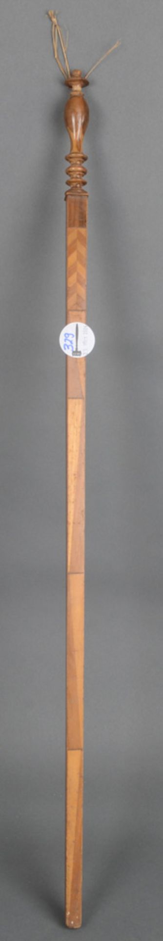 Ellenmaß. Deutsch um 1900. Massives Vierkantholz mit Einlagen und gedrechseltem Griff, L=75 cm.