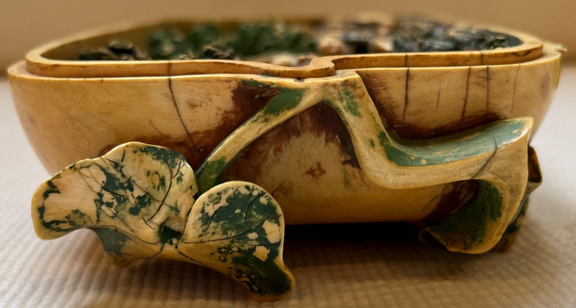 Deckeldose. Asien. Poliertes Horn mit reliefiertem Blattdekor; innen aufwendig mit figürlichen - Bild 5 aus 16