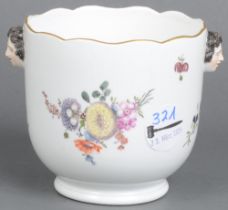 Cachepot mit Maskeronen. Meissen 1750. Porzellan, bunt bemalt mit Floraldekor, Goldrand; am Boden