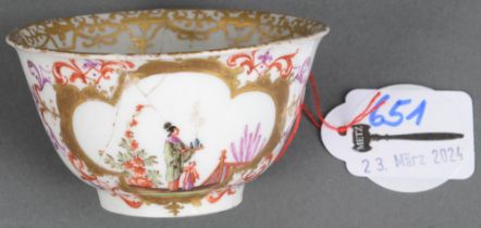 Koppchen. Meissen 1723-24. Porzellan, bunt bemalt mit Chinoiserien, verso unterglasurblaue