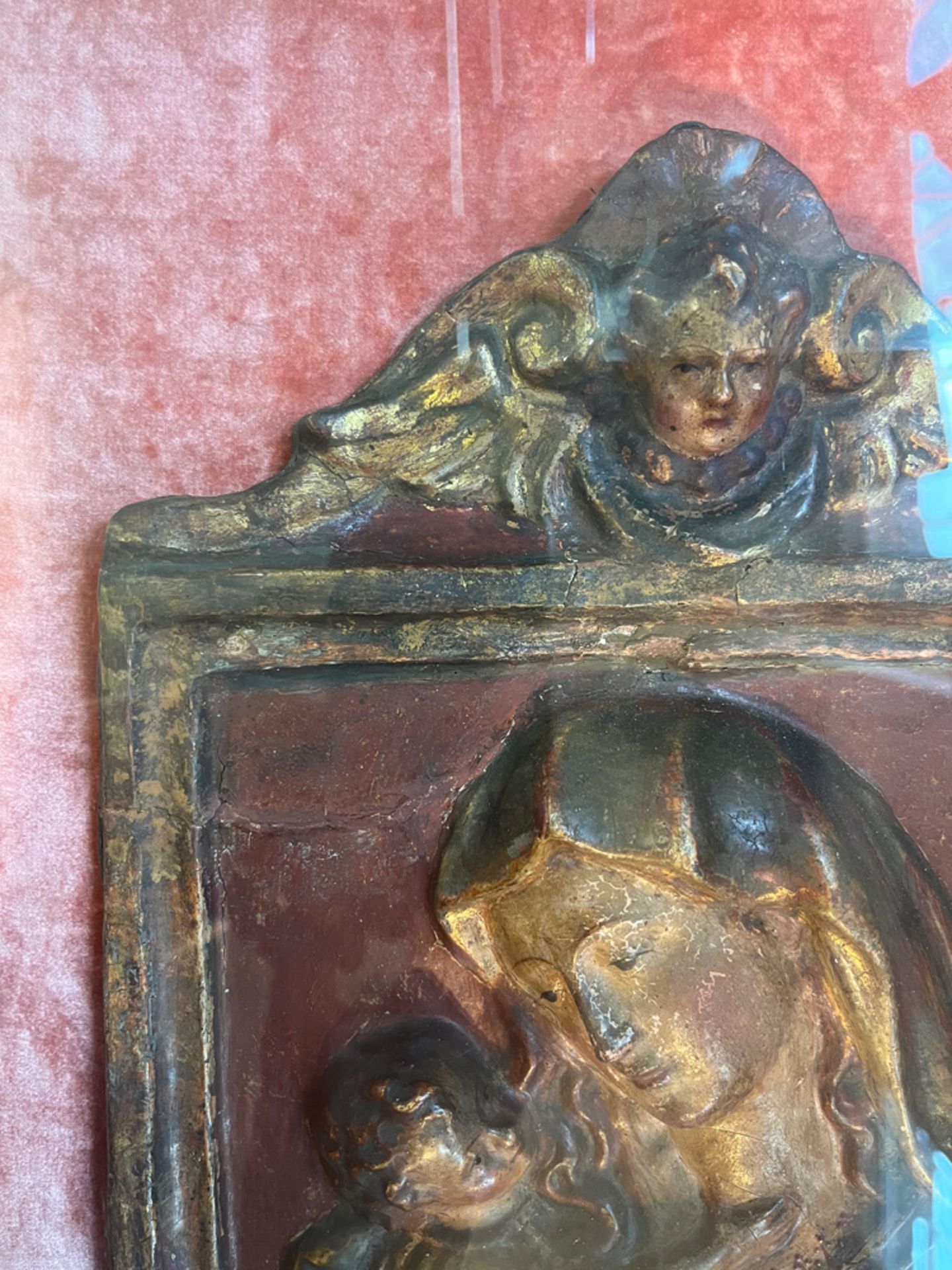 Süddeutscher Meister des 18. Jhs. Halbrelief der Madonna mit Kind. Massivholz, geschnitzt und farbig - Image 2 of 7