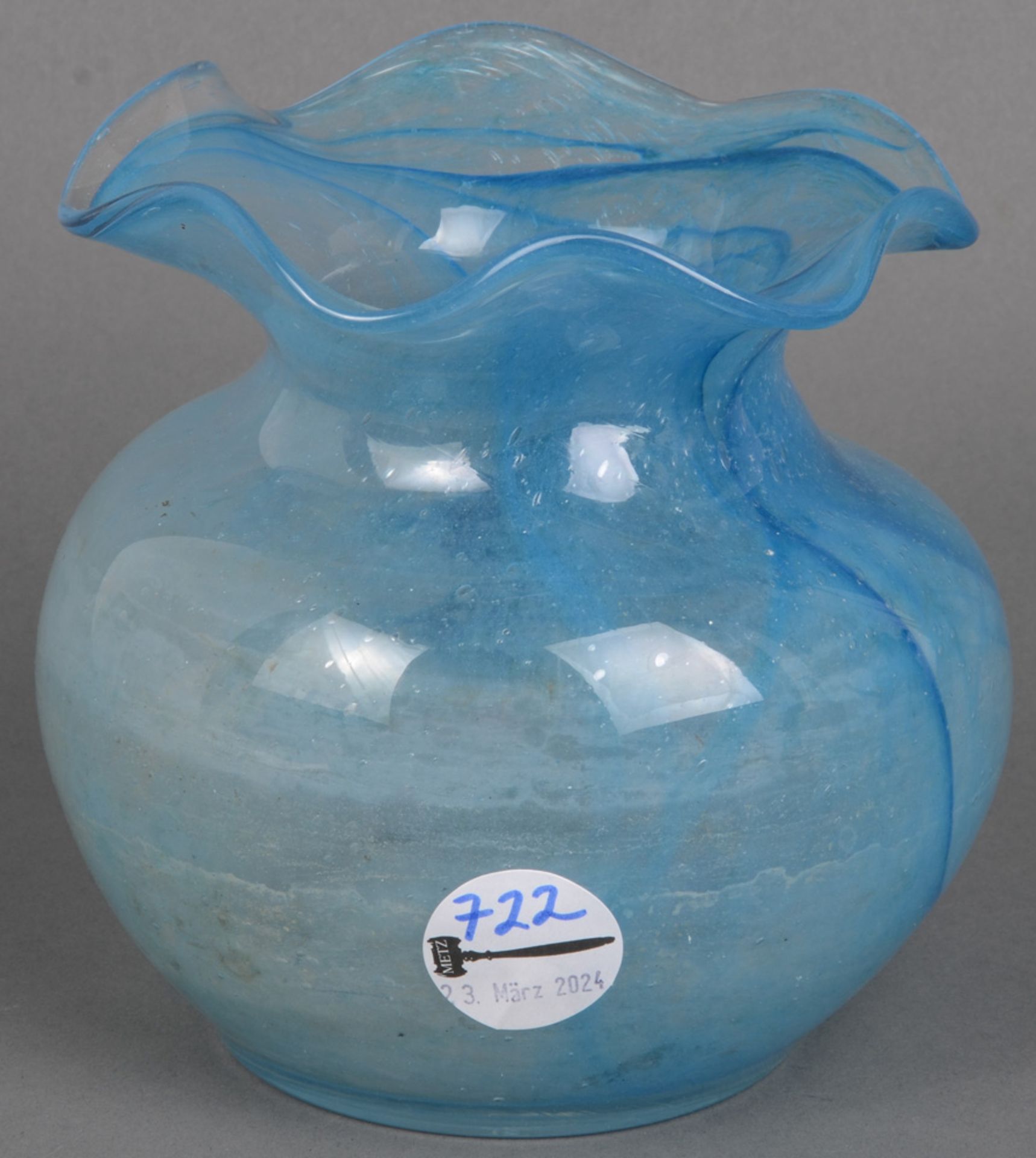 Balusterförmige Vase. Wohl deutsch dat. 1987. Farbloses Glas, aquamarinfarbig überfangen; am Boden