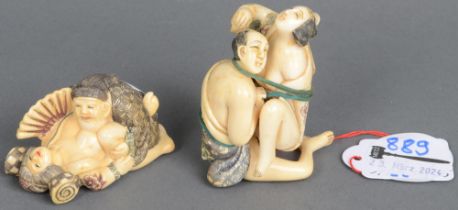 Zwei Erotik-Netsuke. Japan. Poliertes Horn, geschnitzt, teilw. graviert und gefärbt, am Boden sign.,