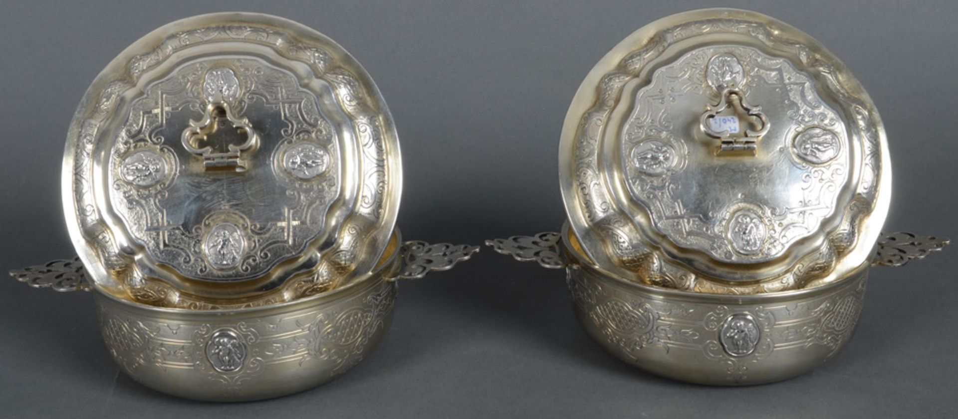 Zwei Deckelterrinen. Augsburg. Silber, ca. 770 g, mit durchbrochenen Henkeln, ziseliert; am Boden mi - Bild 2 aus 3