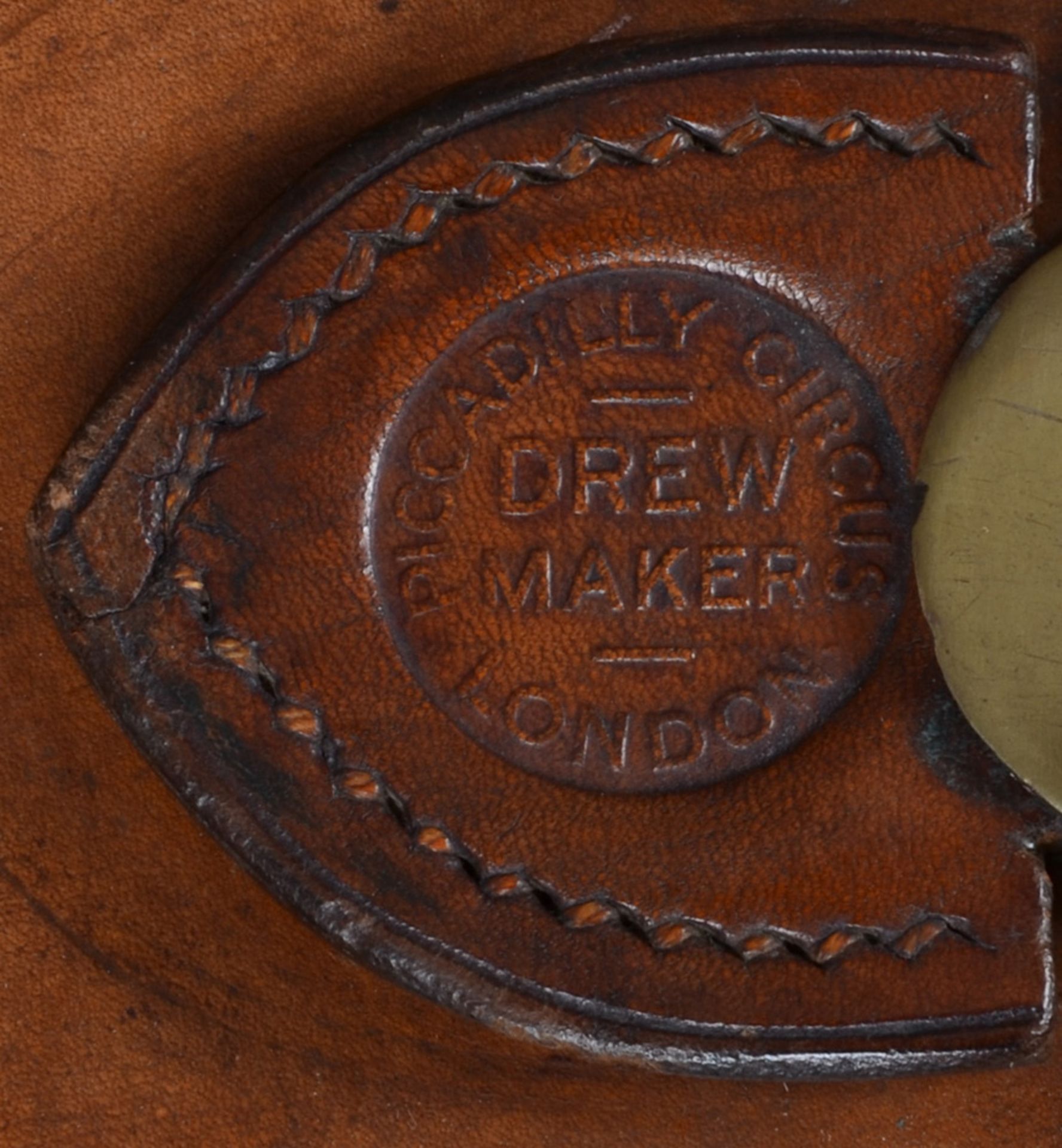 Zwei Reisekoffer. England 20. Jh. Leder, mit Bronzebeschlägen. Einer gemarkt „Drew & Sons Makers - Image 2 of 5