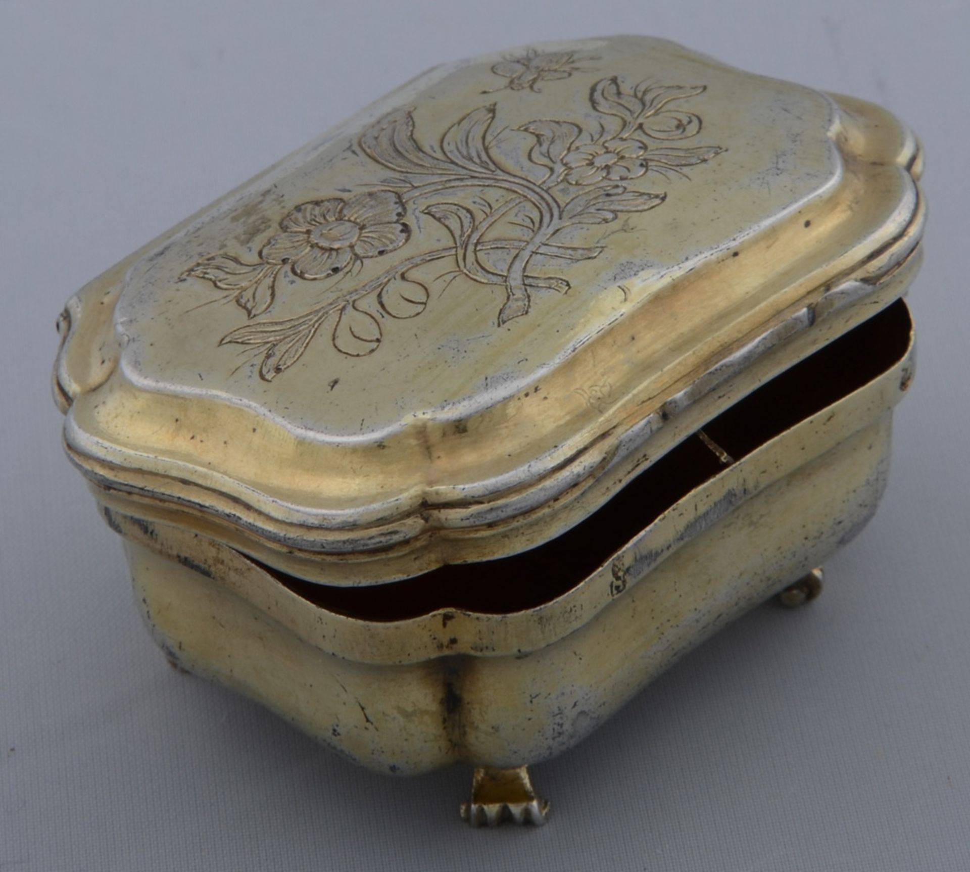 Gewürzdeckeldose auf vier Füßen. Augsburg 1757-59. Silber, ca. 52 g, vergoldet und floral ziseliert; - Bild 2 aus 4