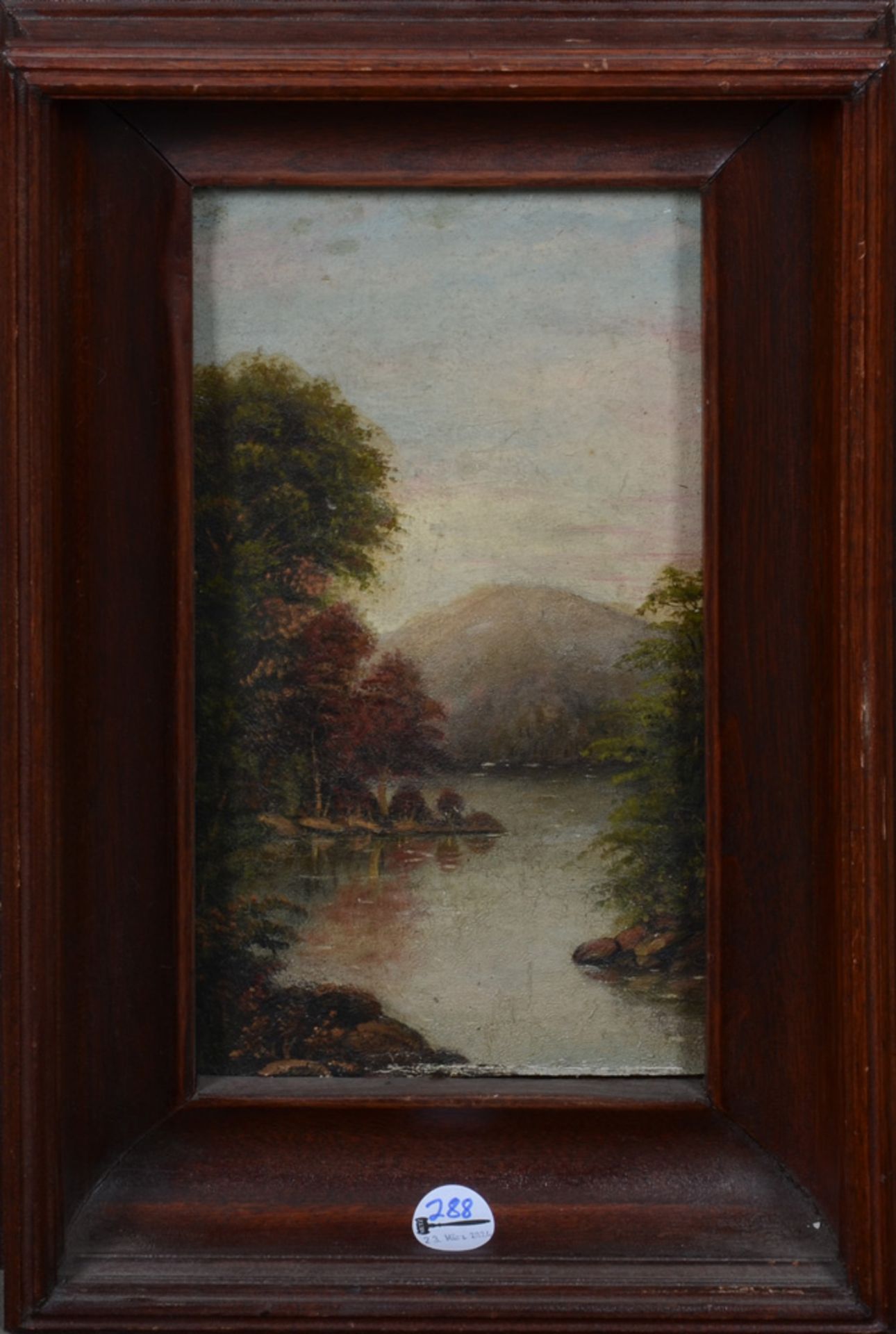 Maler des 19. Jhs. Uferlandschaft mit Gebirge im Hintergrund. Öl/Malkarton, li./u. unleserlich