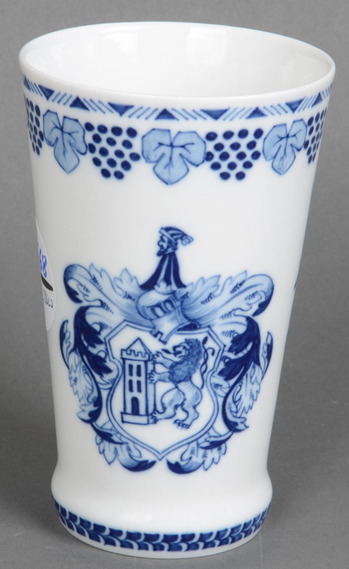 Jubiläumsbecher. Meissen dat. 1910. Porzellan, unterglasurblau bemalt mit dem Wappen und Beschriftun