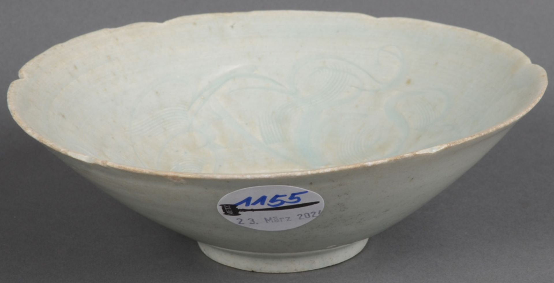 Runde Schale. China. Keramik, reliefiert und glasiert, H=5,5 cm, D=17,3 cm. (best.)