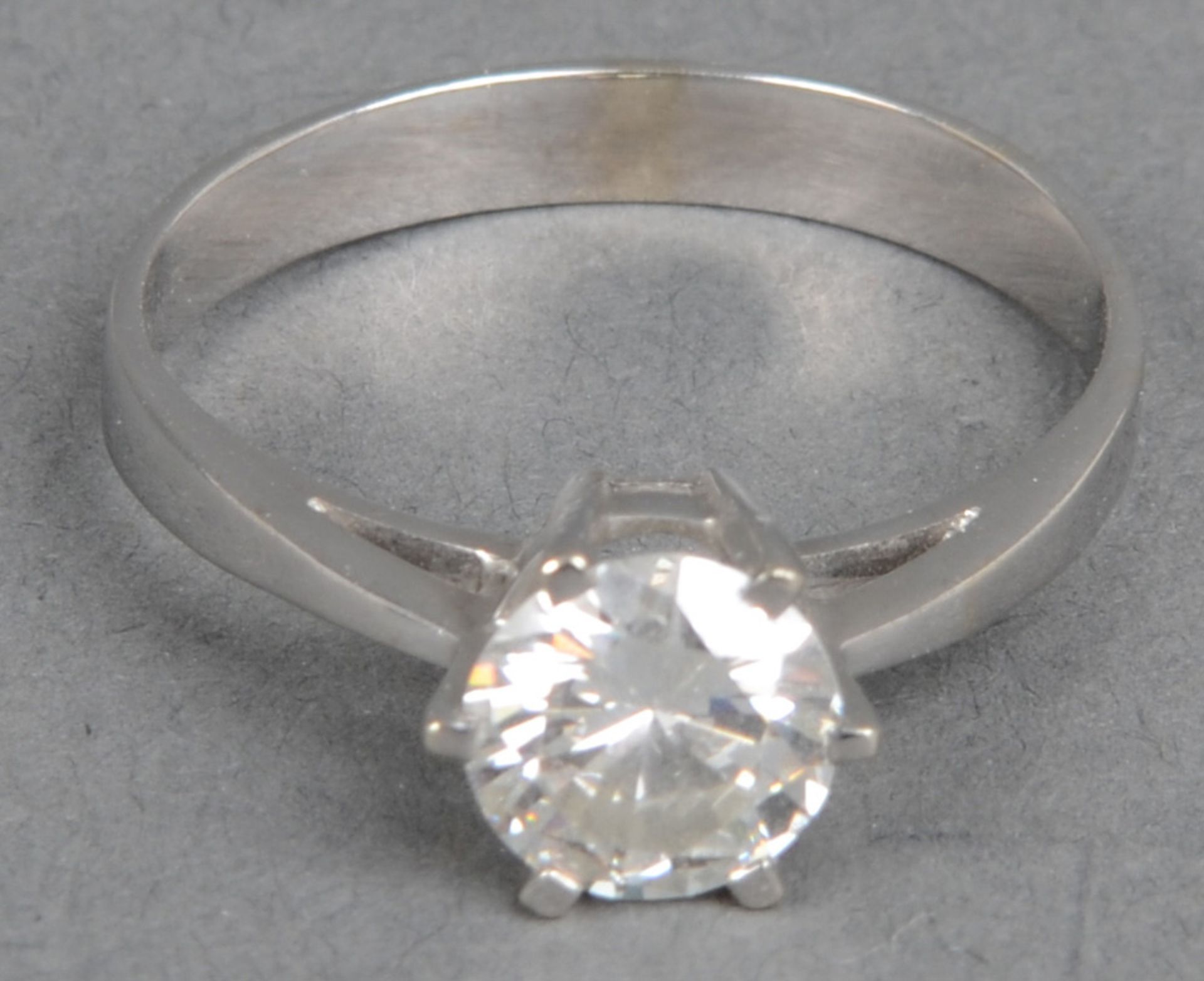 Solitärring. 14 ct Weißgold, besetzt mit Brillant, 1,23 ct, 2,7 g, Ringgröße 58.