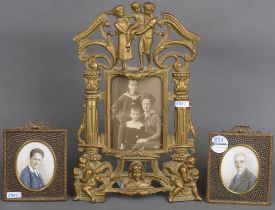 Familienfotografie und zwei Miniaturen. Deutsch um 1880-1900. Prächtiger Messingrahmen mit