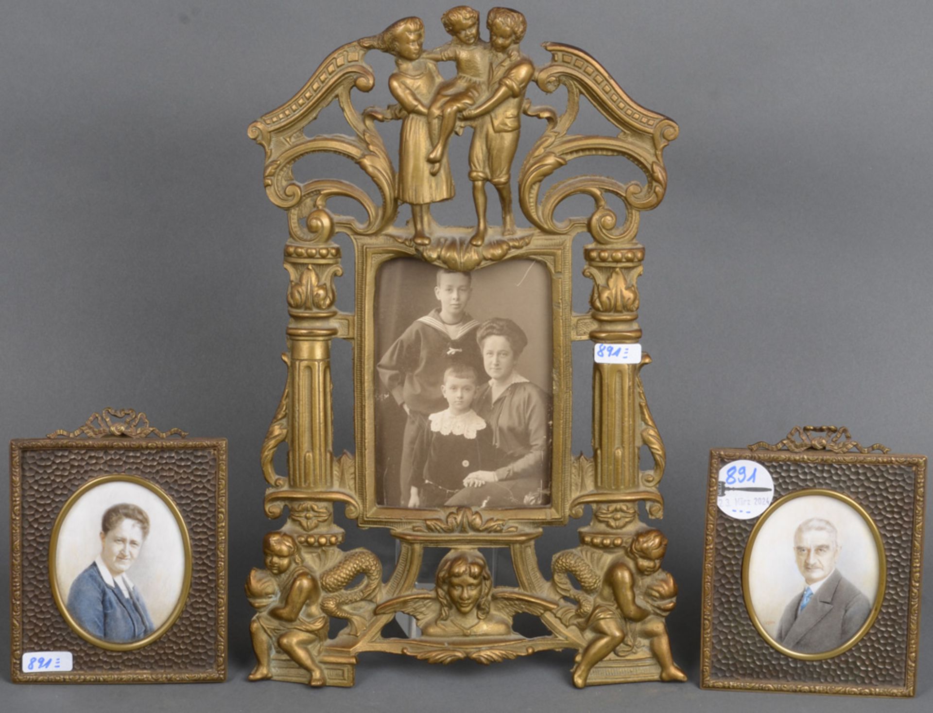 Familienfotografie und zwei Miniaturen. Deutsch um 1880-1900. Prächtiger Messingrahmen mit