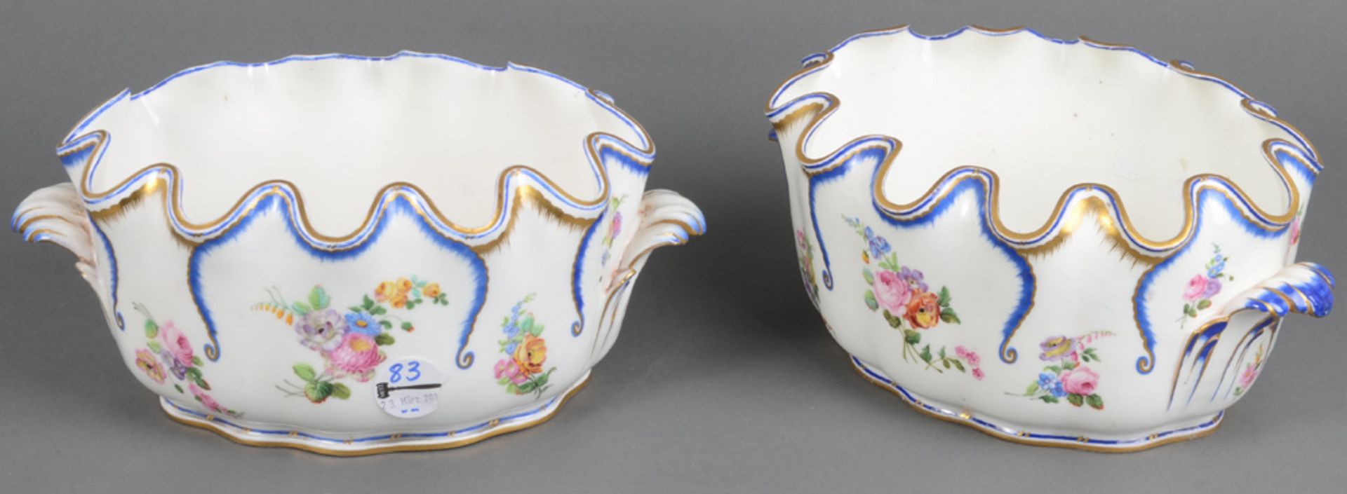 Paar ovale Gläserkühler. Sèvres 18. Jh. Porzellan, bunt floral bemalt, mit blau-goldenem Rand; am
