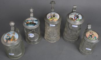 Fünf unterschiedliche Bierseidel. Deutsch um 1900. Farbloses Glas mit Zinndeckelmontur und