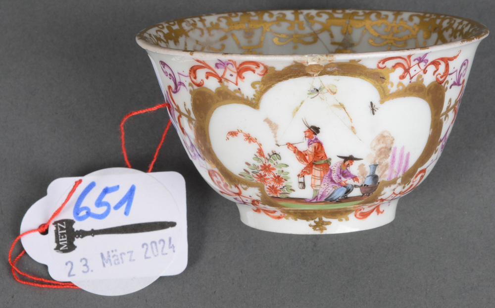 Koppchen. Meissen 1723-24. Porzellan, bunt bemalt mit Chinoiserien, verso unterglasurblaue - Image 2 of 3