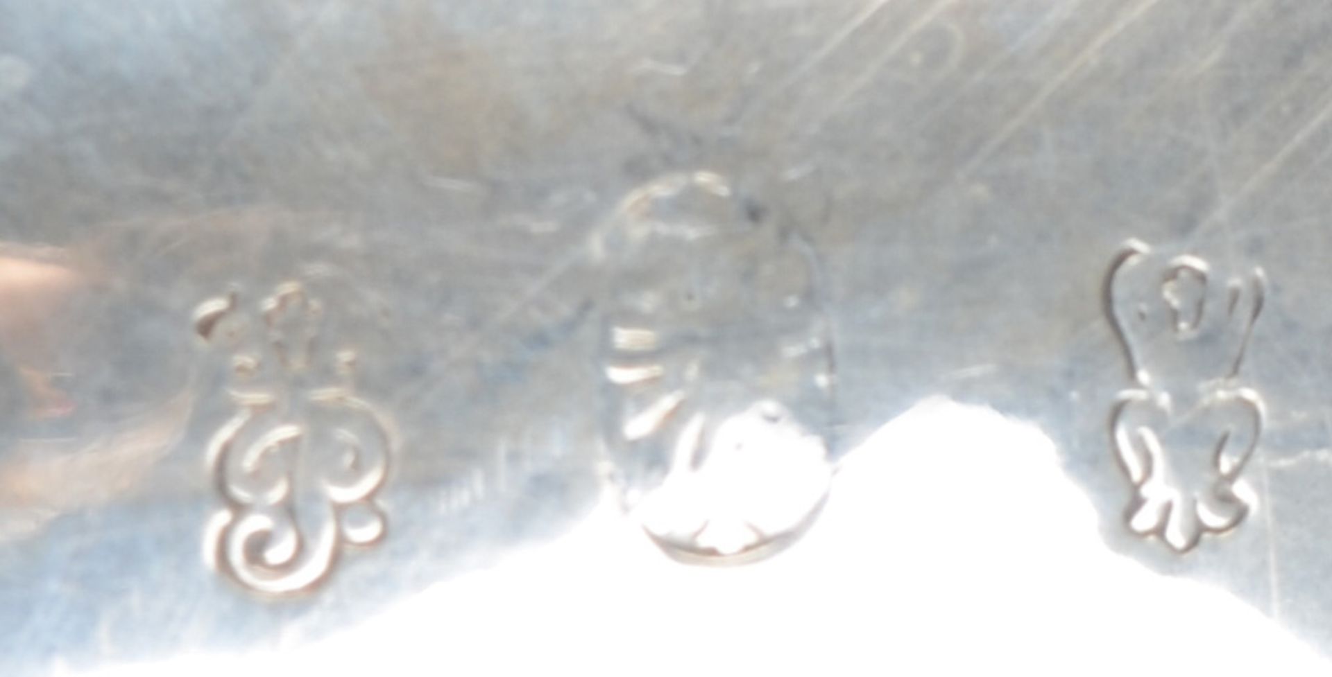 Saucière auf drei Füßen. Frankreich 19. Jh. Silber, ca. 330 g, am Boden gepunzt, H=13,5 cm. - Image 2 of 2