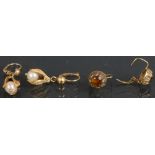 Zwei Paar Ohrringe: 18 ct Gold, besetzt mit Perlen, ca. 5,6 g / 14 ct Gold, besetzt mit Citrinen,