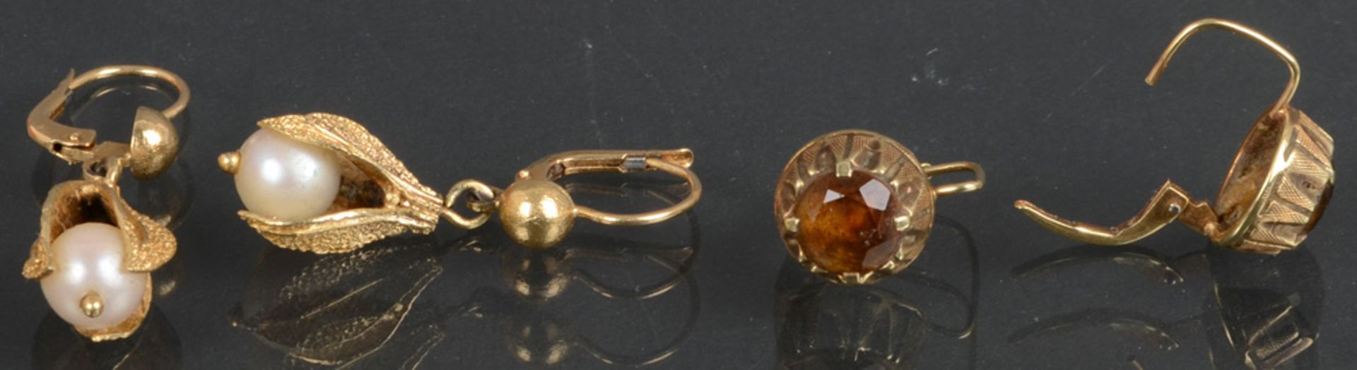 Zwei Paar Ohrringe: 18 ct Gold, besetzt mit Perlen, ca. 5,6 g / 14 ct Gold, besetzt mit Citrinen,