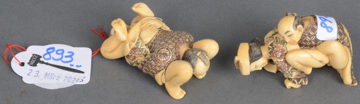 Zwei Erotik-Netsuke. Japan. Poliertes Horn, geschnitzt, teilw. graviert und gefärbt, H=2,4 / 3,6