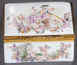 Tabatière. Meissen 1750. Rechteckig, mit nach oben zu öffnendem Deckel, verbunden durch vergoldete